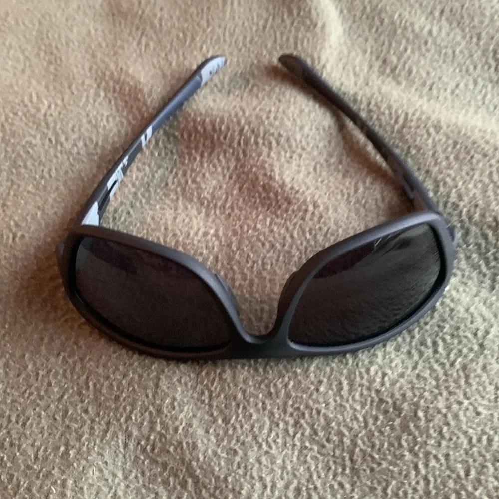 New Kuguack black sunglasses with drawstring bag. - Picture 3 of 5
